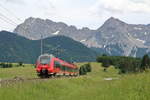 Karwendelmassiv.
Aus Innsbruck kommend rollt 2442 702 in Richtung Klais.

Klais, 3. Juni 2018