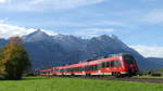 2 2442er verlassen Garmisch-Partenkirchen gen München. Im Hintergrund ist das Wettersteinmassiv zu sehen, ganz rechts die Zugspitze. Aufgenommen am 6.10.2018 11:13