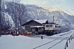 Nachdem es Sylvester und Neujahr heftig geschneit hatte, präsentierte sich das Werdenfelser Land als Wintermärchen. Anfang Januar 1980 verlässt die 111 105-3 mit einem Eilzug aus München den Bahnhof Farchant, heute nur noch ein eingleisiger Haltepunkt.