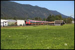 Eine Doppeleinheit 442219-8 und 442217-2 erreicht hier am 21.9.2025 aus München kommend als RE um 12.58 Uhr den Ortsrand von Garmisch-Partenkirchen.