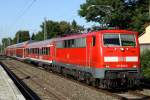 Die 111 220-0 durchfhrt Stockdorf im Sandwich mit einer RB von Mnchen nach Mittenwald am 20.08.2012