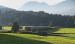 Die Schatten wurden lnger - Die Koffer waren noch nicht ausgepackt, da machten wir uns am Anreisetag 03.10.2013 schon auf die Pirsch.
Gute 500 Meter von unserer Unterkunft entfernt bot sich auch dieser Anblick.
111 005-5 schiebt ihre Regionalbahn die Schmalenseehhe bei Klais hinab.

KBS 960 - Bahnstrecke 5504 Mnchen Hbf- - Mittenwald (Grenze)