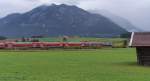 Mit der Bahn in die Berge, so heit die Botschaft auf 111 039, die als Werbelok fr den  Deutschen Alpenverein  dient.
Leider waren die Berge schon ziemlich verhangen und wir waren nach dem sonnigen Auftakt des Vortages schon etwas enttuscht.

KBS 960 - Bahnstrecke 5504 Mnchen Hbf. - Mittenwald (Grenze) mit RB nach Mittenwald bei Klais in Richtung Schmalenseehhe.