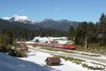 Die DB 111 031 fhrt am 13.10.13 mit der RB 59513 von Mnchen nach Mittenwald. Hier bei Klais.