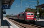 Die DB 111 002 (vorbau) (älteste 111) ist mit RE von Innsbruck nach München auf KBS 960 unterwegs, hier bei aufenthalt in Murnau am sonnigen 10.09.2012.