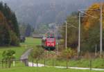 Kein Kaiserwetter...hatten wir am 09.10.2013 an der Mittenwaldbahn. Dennoch waren wir zwischen Klais und Gerold unterwegs. 111 005-5 bringt ihre RB aus München und muß noch den letzten Buckel vor Klais überwinden, dann gibt es eine kurze Verschnaufpause. Bahnstrecke 5504 München - Mittenwald in der Nähe des Bf. Klais.