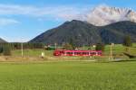 Ankommen, Koffer in die Ferienwohnung und sofort an die Strecke. Besonderen Spaß macht dies erstens, wenn die Wohnung nur 100 Meter von der Mittenwaldbahn entfernt liegt und zweitens, wenn  Kaiserwetter  am Karwendel angesagt ist. Ein Hamster (BR 2 442 Österreich tauglich) kommt im abendlichen Sonnenlicht die Schmalenseehöhe hinunter. Der Triebwagen ist auf der Relation Innsbruck - Mittenwald (REX) - München (RB) unterwegs. Noch etwa eine Minute ist es bis Klais. Bahnstrecke 5504 München - Hbf. Mittenwald Grenze am 04.10.2015