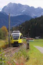 Im Wochenumlauf vom 05.10.2015 bis 10.10.2015 war ein ÖBB Werbetalent auf der Mittenwaldbahn anzutreffen. 4024 088-9 trägt Werbung für die Raiffeisenbank. Außergewöhnlich ist, dass der Werbetalent nur auf einer Stirnseite das ÖBB Emblem trägt, auf der anderen Stirnseite trägt er das Raiffeisenlogo. Der Triebwagen ist auf der Relation Innsbruck - Mittenwald - Garmisch-Partenkirchen unterwegs und hat gerade den Bahnhof von Klais verlassen. Bahnstrecke 5504 München Hbf. - Mittenwald Grenze am 05.10.2015 