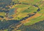 . Suche den Zug – Bei herrlichem Herbstwetter sind wir am 05.10.2015 in Mittenwald mit der Karwendelbahn zur Bergstation gefahren. Auf 2244 Meter war die Aussicht ungetrbt und so konnte ein unerkannt gebliebener Hamster (ein vieteiliger Bombardier Talent 2 der BR 442) auf der Mittenwaldbahn bildlich verewigt werden. Der Zug hat als RB Mittenwald – Mnchen Hbf den Bahnhof von Mittenwald vor kurzer Zeit verlassen, er umrundet jetzt den Schmalensee, um dann ber die Schmalenseehhe in Richtung Klais zu fahren. (Jeanny)