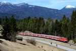 Ungleiches Rennen - die Motorradfahrer ziehen 111 026 mit ihrer RB 59521 nach Mittenwald in den Buckelwiesen bei Klais davon (14. April 2013).