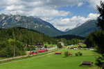 Bis zum späten Nacmittag des 15.07 war die Wettervorhersage für das Region Ausserfern-Mittenwald mit bis zu 14 Sonnenstunden vertrauenerweckend. Wir haben uns deswegen entschlossen, das seit Längerem geplaneten Fototour nach Klais und Wertach-Haslach am nächsten Frühmorgen unternehmen. Am Morgen des 16 kam der Schock: nur 4 Sonnenstunden?! Was nun...?! Ein Blick auf das Ticket: Rückerstattung ausgeschlossen.... Tja, höchtens sammlen wir noch ein bisschen  Desiro-kilometer ... Réka wollte aber Klais unbedingt sehen, ok, Du bist das Mädchen, glaubte ich, und im grauen Wetter stiegen wir in den Talent im Münchener Hauptbahnhof ein. Bis Ohlstadt fuhren wir im Grau, später kam die Sonne immer öfter durch. Zum Glück, auch kurz vor 17 Uhr des 16.07.2016, als RB 5422 mit einem frisch gewachsenen Talent vorbei kam. 