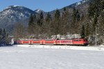 Durch die Winterlandschaft bei Gerold schiebt 111 025 die RB 59526 gen München HBF (02. Dezember 2013).