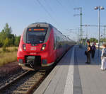 Am Abend des 13.09.2016 warteten wir auf unseren Anschluß nach Klais. Wir hatten einen Ausflug nach Oberammergau gemacht. Der vordere Hamster fährt bis Innsbruck (2442 207) und der hintere wird in Garmisch-Partenkirchen abgekuppelt, um weiter nach Reutte in Tirol zu fahren. Bahnstrecke 5504 München - Mittenwald Grenze im Bahnhof Murnau am Staffelsee.