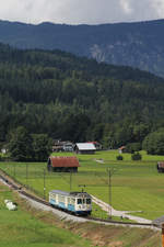 Triebwagen 309 nebst weiteren Waggons auf dem Weg von Grainau nach Garmisch-Partenkirchen.
Fotografiert im Bereich der Station  Kreuzeck- / Alpspitzbahn  am 19. August 2016.