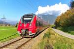 2442 210 ist am sonnigen 12.10.2022 auf der Außerfernbahn von Garmisch-Partenkirchen über Reutte Tirol nach Pfronten Steinach unterwegs.
Hier beim Rießersee und der Kreuzeckbahn ist der Zug noch auf dem Gebiet von Garmisch-Partenkirchen.
