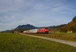 218 429-9 passiert mit dem IC 2085  Allgäu  Altstädten (16.10.2022)