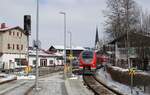 Wegen einer Zugkreuzung fährt 633 536 am 28.02.2023 auf Gleis 2 des Bahnhofs Fischen ein