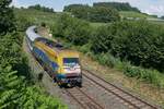 Kurz vor Bodolz fhrt 223 013-4 mit dem ALX 84138, Mnchen - Lindau, das Geflle zum Bodensee hinunter und wird in Krze den Lindauer Hauptbahnhof erreichen (15.07.2018).