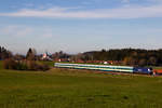 223 015 mit ihrem Alexzug kurz vor Riedhirsch. Im Hintergrund ist die Kirche von Heimenkirch zu sehen. 14.11.20