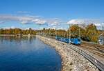 ET 4.39 der Go Ahead Bayern fährt über den Bodenseedamm in den Bahnhof Lindau-Insel ein (22.10.2022)