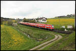 Bei leichtem Nieselregen ist hier ein zweiteiliger VT 612 bei Görwangs am 2.5.2023 um 13.33 Uhr nach München unterwegs.