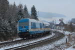 Der Winter ist zurückgekehrt, als 223 072 mit dem ALEX nach Lindau am 19.03.2018 aus dem Bahnhof Röthenbach (Allgäu) ausfährt