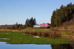 218 426-5 und 403-4 mit dem EuroCity EC 191 beim Weiher in Ruderatshofen.