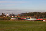 218 433-1 am EuroCiyt EC 191 bei Riedhirsch mit der Kirche von Heimenkirch im Hintergrund.