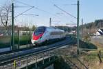 Wenige Minuten vor seinem nächsten Halt in Lindau-Reutin fährt ECE 192, München - Zürich, am 17.02.2021 an Bodolz vorbei.