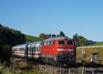 218 435 zog am 18.10.2021 den IC 2084 von Oberstdorf nach Hamburg-Altona im Teilabschnitt ab Augsburg Hbf.