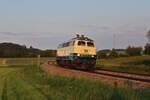 DB 218 446-3 fährt nach erfolgter Sonderfahrt von Augsburg zurück nach Kempten und legt sich hier auf der Allgäubahn im Abendlicht bei Günzach in den Bogen. (27.05.2023)