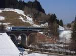 Der ALX 84147 von Lindau nach München überfährt am 03.03.2011 den Viadukt bei Harbatshofen.