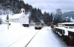 Im Februar 1983 fährt ein Vorserien-628 im tief verschneiten Bahnhof Oberstaufen ein