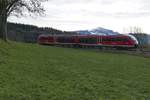 Zwischen Sulzberg und Durach wird die von Reutte in Tirol kommende und nach Kempten (Allgäu) fahrende RB 5482 gleich die Gefällstrecke nach Durach erreichen (27.12.2018).