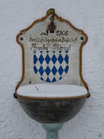 Ein am ehemaligen Bahnhof Pfronten-Steinach angebrachtes Außenwaschbecken erinnert an die Eröffnung des Bahnhofes im Jahr 1905.