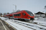 Der Dieseltriebzug 633 042 ist hier Ende November 2023 bei der Ankunft am Bahnhof in Pfronten-Ried zu sehen.