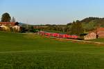 Bei Seeg schlängelt sich die König-Ludwig-Bahn zwischen zwei Gehöften hindurch.