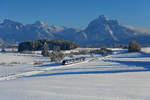 Bei Schraden ergibt sich ein eindrucksvoller Blick auf die Berge der Ammergauer Alpen.