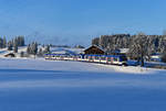 Wenige Augenblicke, bevor die Sonne hinter den Bergen verschwand, konnte ich noch die BRB 62715 auf der Fahrt nach Füssen bei Weizern im Ostallgäu aufnehmen.