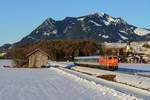 Zum Tagesausklang wurde noch das bekannte Motiv bei Altstädten mit Blick auf den Grünten aufgesucht. Pünktlich auf die Minute passierte die SVG 2143.21 mit dem ALX 84158 nach Oberstdorf die im warmen Abendlicht liegende alpenländliche Szenerie. Der rastende Spaziergänger an der windschiefen Scheune genießt die letzten Sonnenstrahlen des milden ersten Weihnachtsfeiertages des Jahres 2017.
