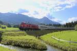 218 456-2 passiert im Sommer 2019 mit einem Intercity Unterthalhofen.