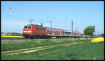 111004 schiebt bei Neu Ulm am 9.5.2002 um 14.25 Uhr einen Regionalzug in Richtung Augsburg.