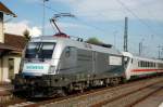 Fotofreundlich, vor dem (wieder mal defektem ?) Steuerwagen des IC 2094, passiert 1116 038-9  Siemens  Offingen/Donau.