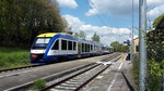 LINT 41 der Ammerseebahn unterwegs im Paartal Richtung Augsburg beim Halt in Egling an der Paar, 04.05.2016