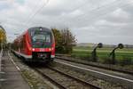 Auf dem Weg von Aalen nach Donauwörth trifft 440 522-1 am 26.10.2018 im Bahnhof Möttingen ein