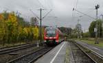 Am 25.10.2018 fährt 440 007-3 auf Gleis 2 der Rems-/Riesbahn in Goldshöfe ein.