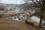 Oberhalb des Tals in Solnhofen hat man einen tollen Blick über die Stadt und es ergibt sich mit der Bahn ein tolles Motiv. Noch besser ist, man kann sich hinsetzen und auch mal durchatmen wenn nichts kommt. RB 59097 von Nürnberg nach München fährt hier gerade in den Bahnhof Solnhofen ein, 24.03.2018