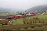 Trotz Nebel ein gefälliges Motiv: 111 055-0 unterwegs im langen Gleisbogen bei Breitenfurt (Dollnstein).