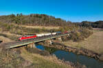 Am 06. März 2025 konnte ich die 152 053 von DB Cargo vor einem gemischten Güterzug beim Überqueren der Altmühl bei Dietfurt aufnehmen. 
