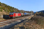 Wenige Augenblicke bevor die Sonne hinter dem Hangrücken verschwand, konnte ich die ÖBB 1293.038 mit einem Kesselwagenzug in Richtung Treuchtlingen fahrend bei Hagenacker im Altmühltal fotografieren (07. März 2025). 
